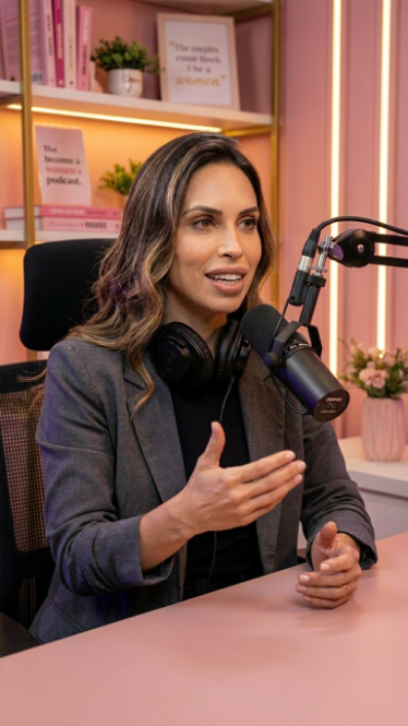 Amanda Silva de Abreu gravando podcast sobre saúde e cuidados femininos